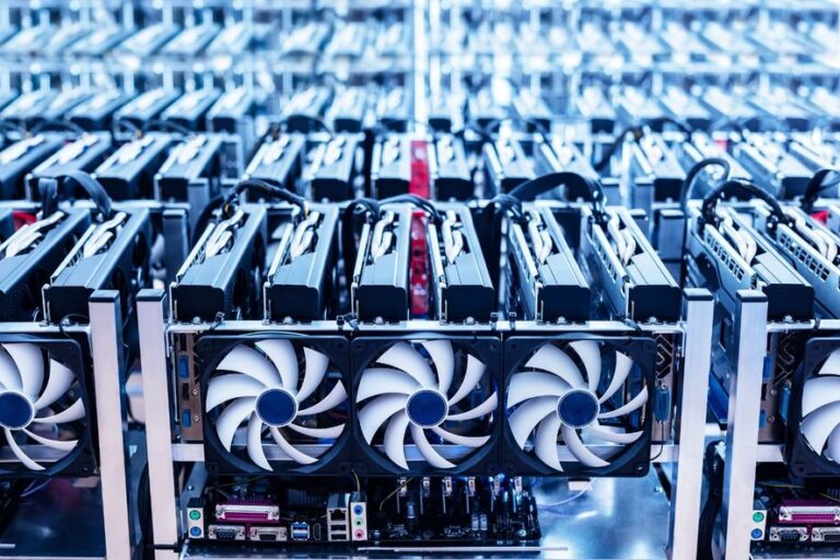 Insólito: se colgaban de la luz para alimentar una granja de  criptomonedas que consumía lo mismo que 200 casas