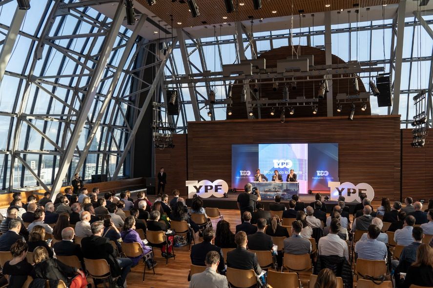 El libro “YPF: 100 años impulsando la historia” fue presentado por Pablo González, presidente de YPF, y el historiador Felipe Pigna.