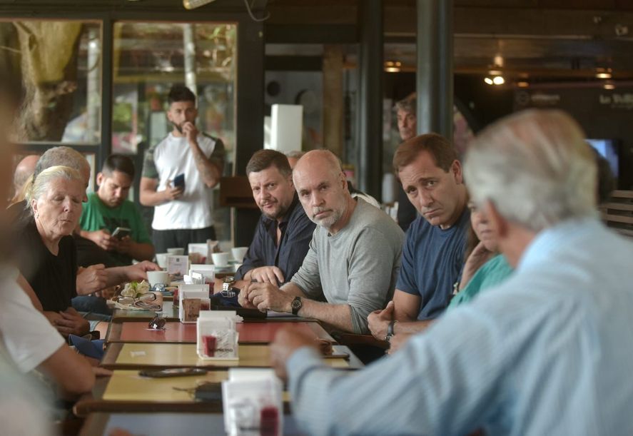 Julio Garro y Horacio Rodríguez Larreta con comerciantes