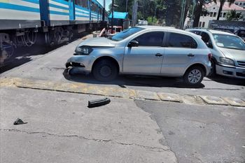 haedo: un tren de la linea sarmiento choco con un auto y hubo demoras