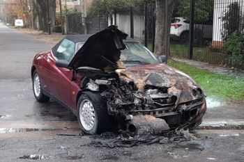 voraz incendio de un vehiculo de coleccion