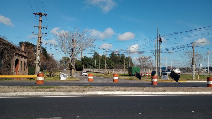 Desde esta mañana se está realizando un corte en el Camino Centenario de La Plata, a la altura de 514, por obras. Desde esta mañana se está realizando un corte en el Camino Centenario de La Plata, a la altura de 514, por obras.