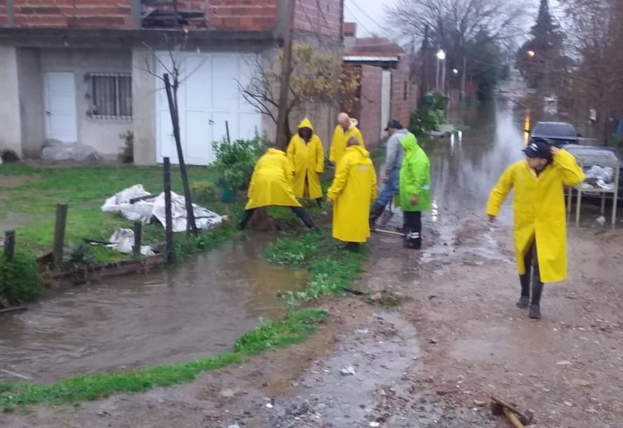 Por los operativos en el marco del alerta naranja por las inundaciones en La Plata, hay cortes de luz. Por los operativos en el marco del alerta naranja por las inundaciones en La Plata, hay cortes de luz.