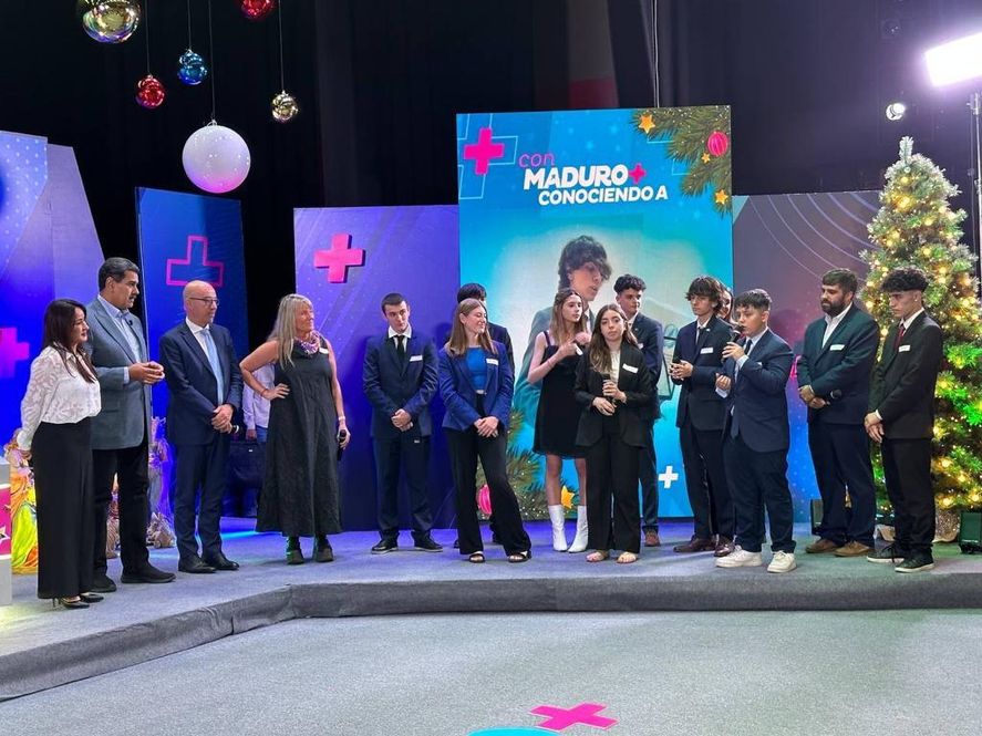 Los jóvenes estudiantes del Colegio San Simón compartiendo actividad con el presidente de Venezuela. Orgullo de la institución y de La Plata