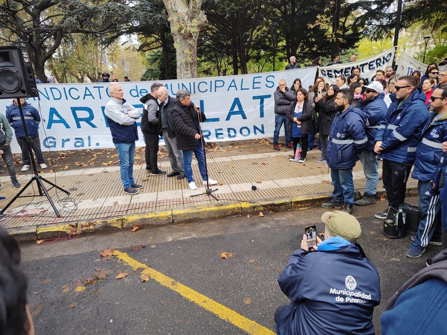 Con el apoyo del FESIMUBO, los municipales de Mar del Plata encabezaron una protesta en las puertas del palacio municipal Con el apoyo del FESIMUBO, los municipales de Mar del Plata encabezaron una protesta en las puertas del palacio municipal