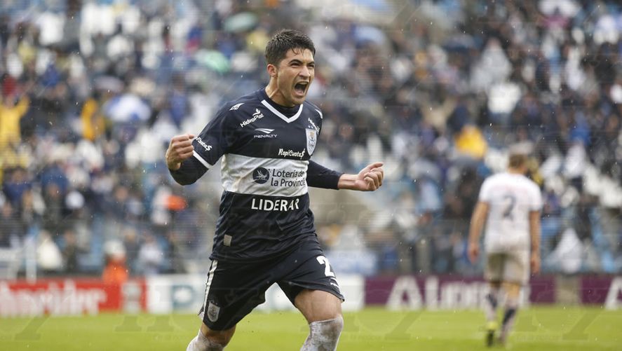 Ibáñez con la camiseta de Gimnasia: sus goles hicieron eco en Madrid y ahora sueña con Qatar.