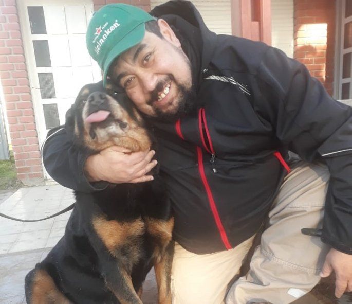 La perra Antonella con Sergio, su adoptante