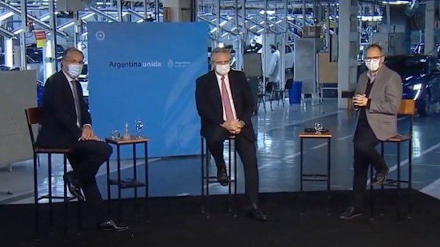 Fernández en la planta de Peugeot.