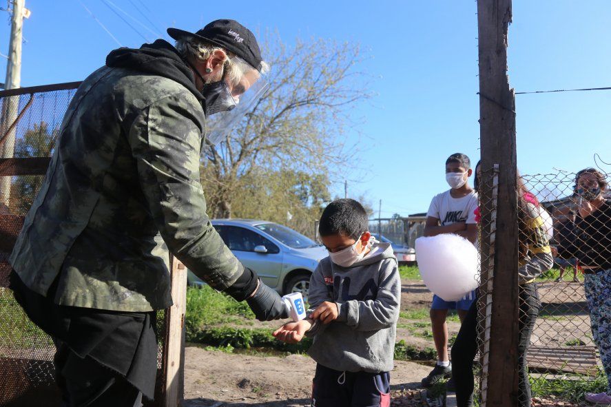 Peluqueros cortan el pelo gratis a los chicos de barrios populares