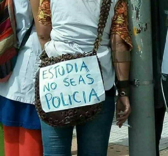 "Estudía, no seas policía" dijeron las maestras en 2017.