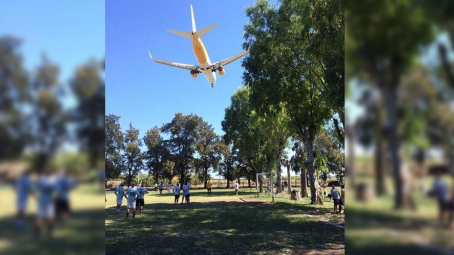 Así pasan los aviones de Flybondi y Jetsmart sobre los barrios que rodean al aeropuerto El Palomar.