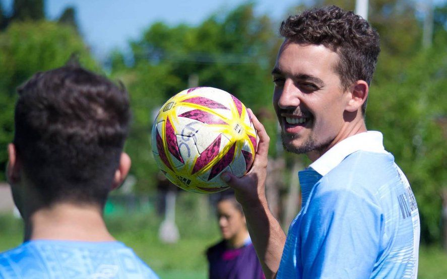 Juan Cruz Vitale se sumó como DT del fútbol femenino de Villa San Carlos en 2019.