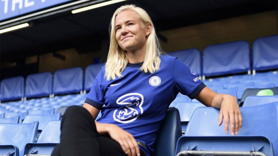 Pernille Harder, el fichaje más caro de la historia del fútbol femenino, refuerza la Super League de Inglaterra.