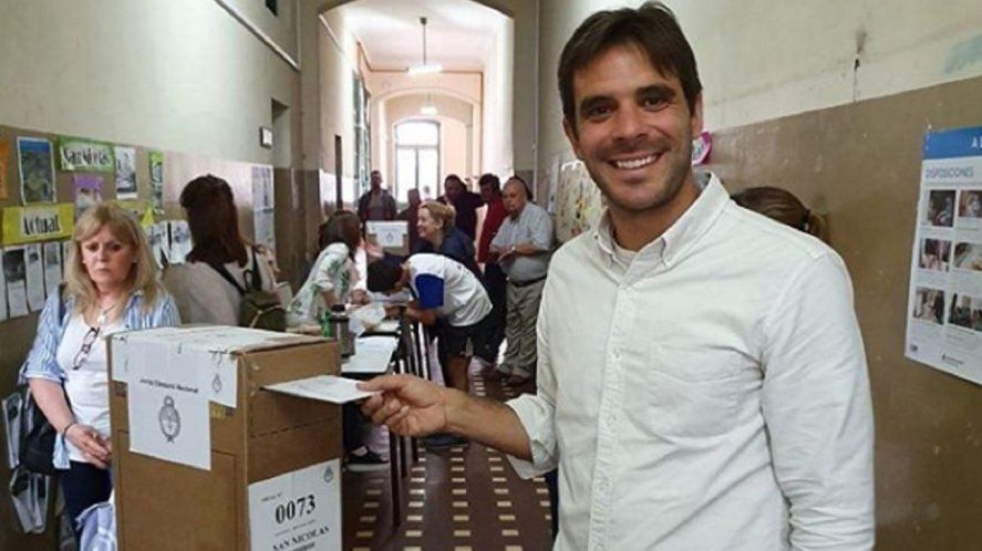 San Nicolás: El actual intendente también fue embargado en la misma causa.