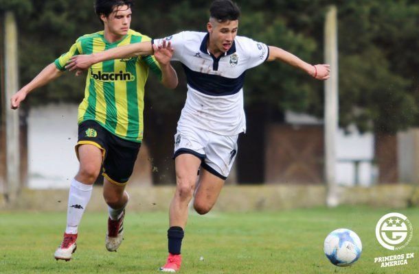 Tomás Muro en control de la pelota junto a la reserva de Gimnasia.