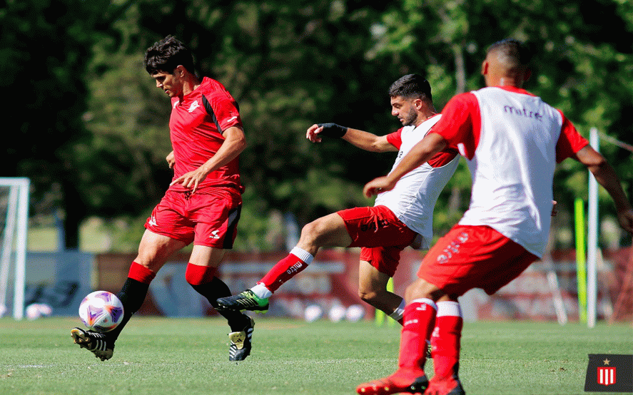 Ezequiel Muñoz en acción en el amistoso entre Estudiantes y Los Andes.