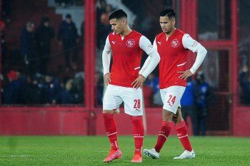 En la previa al cruce con Racing, el predio de Independiente apareció con pasacalles amenazantes. Fútbol