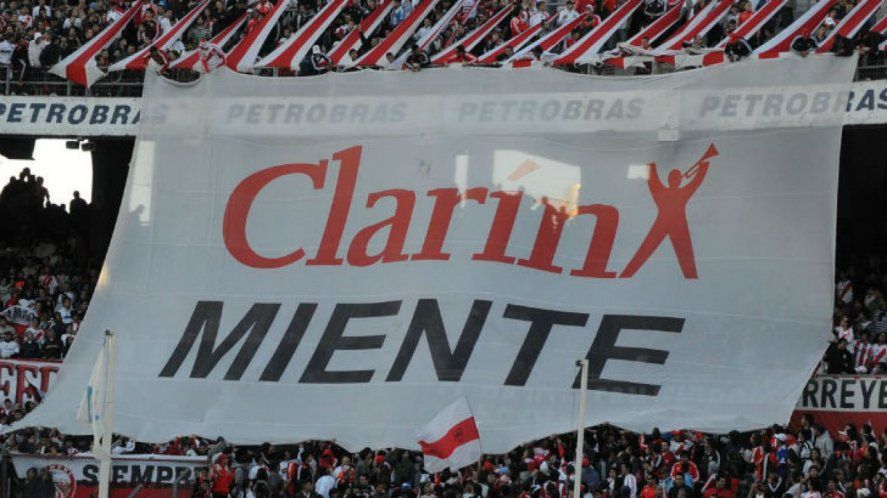 La barra de River tiene un viejo vínculo con Moreno. En 2012 solía exponer la bandera de