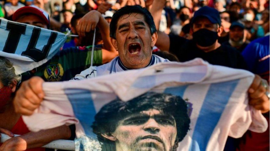La despedida de Diego Maradona: la cara de D10S en la remera de Argentina.