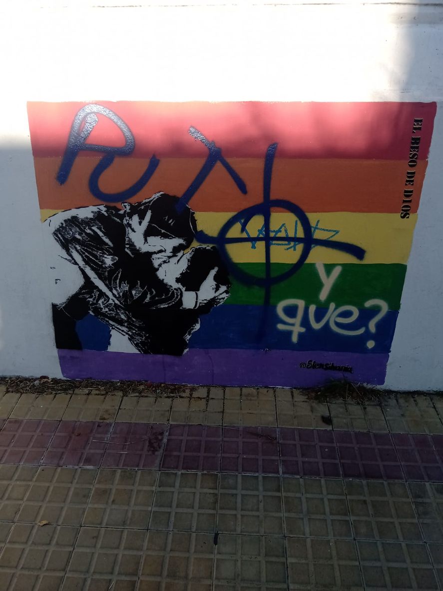 El stencil de Broggi fue vandalizado pero el "y que?" fue una muestra más de que el amor vence al odio en todas sus formas.