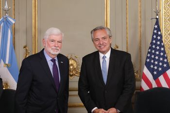 Alberto fernández con Christopher Dodd.