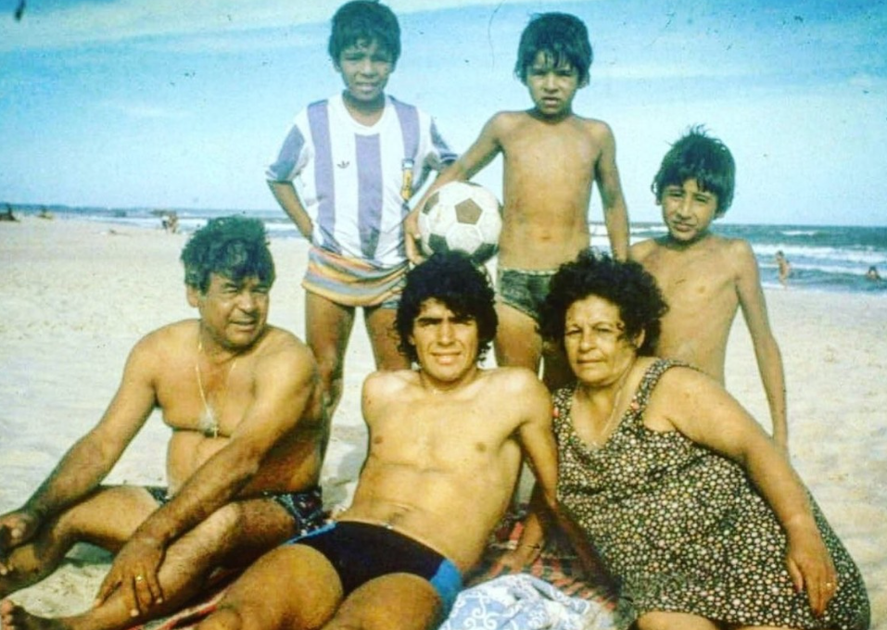 Don Diego, la Tota, Pelusa y sus hermanos en una postal playera.