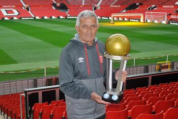 Juan Ramón Veron posando con la Copa Intercontinental en Old Trafford.