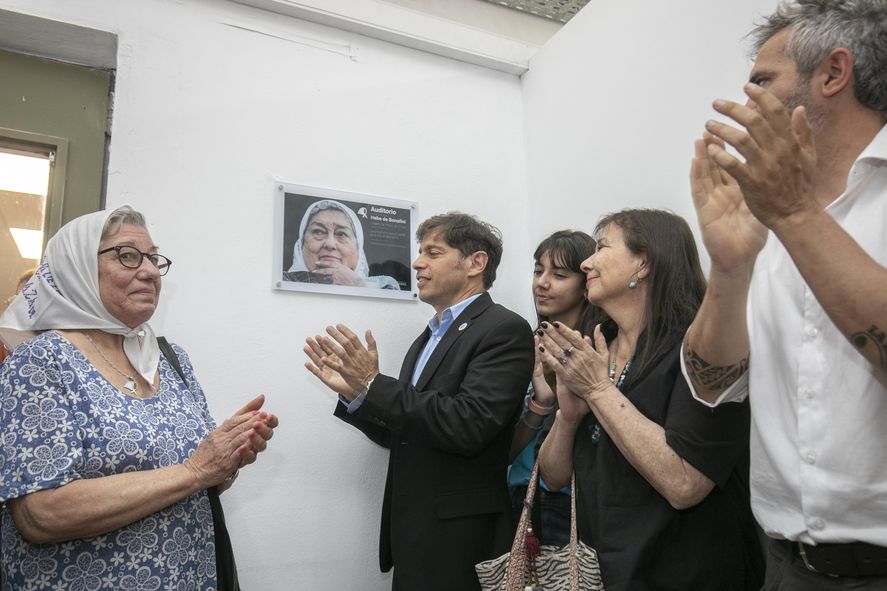 El auditorio cuenta con una placa conmemorativa de quien fuera la presidenta de Madres de Plaza de Mayo.