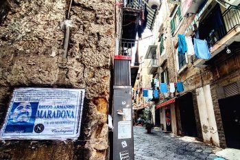 Nápoles, de luto y empapelada con la estampa de Maradona.