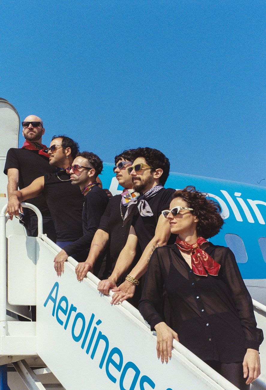 Los Besos es "una banda de canciones" creada por la música y poeta Paula Trama.  