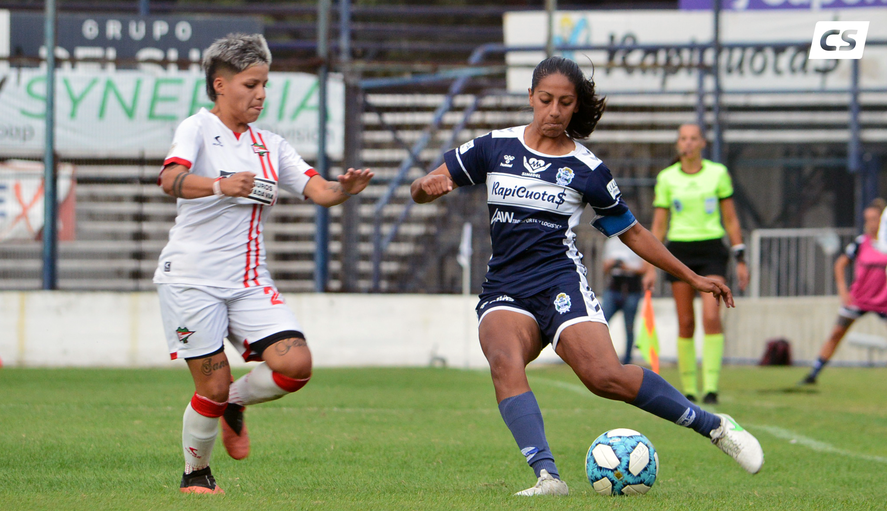 Rocío Socci disputa la pelota con Milagros Díaz.