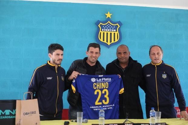 Marcelo Fortes junto al Chino Benítez. El campeón de América cumplió el sueño de retirarse jugando con sus hermanos en Everton.