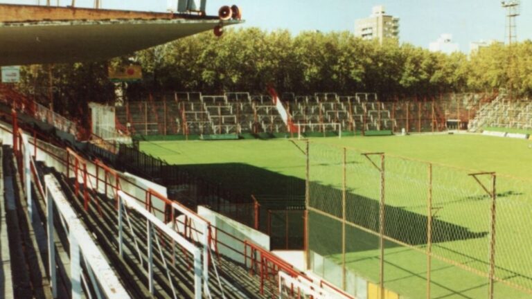 ¿Cuántos años estuvo Estudiantes sin jugar en su estadio?