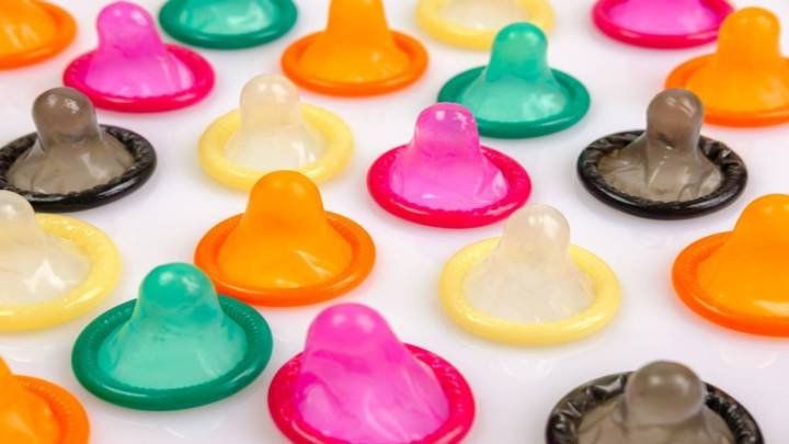 Muchos hombres compran preservativos en voz baja