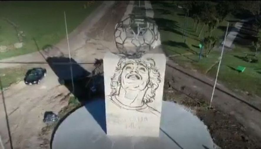 Víctor Hugo Morales estuvo presente en la inauguración del monumento a Maradona.