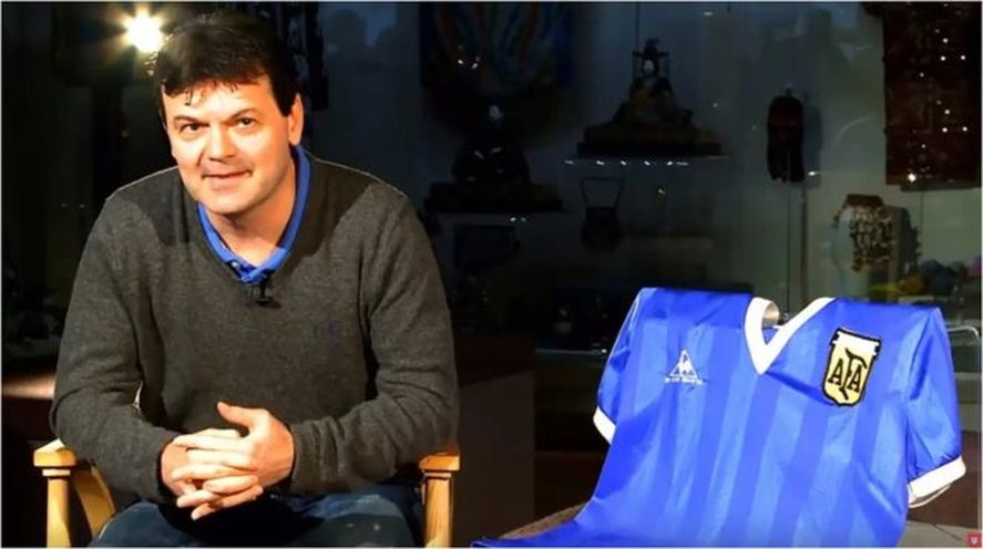 La camiseta de Maradona pasa de las manos de un inglés a una subasta: Steve Hodges, deja el tesoro deportivo por millones de dólares.