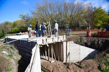 Julio Garro, supervisando las obras del nuevo puente en la ciudad. 