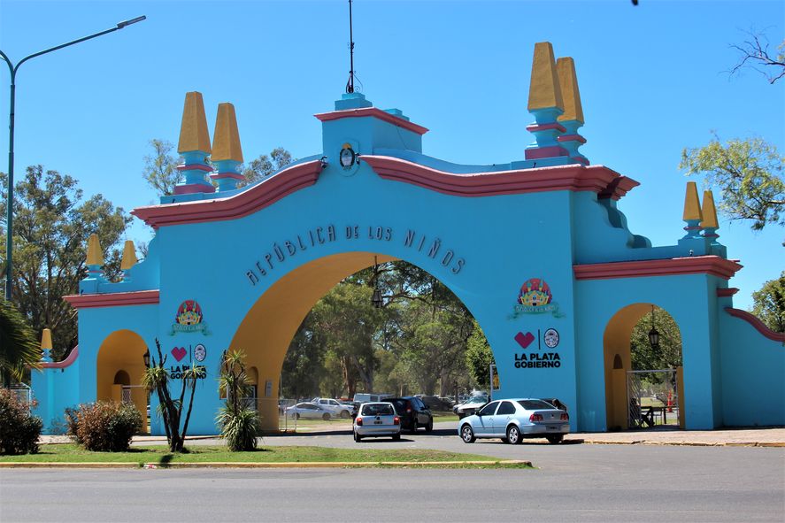 La entrada es libre y gratuita, cuenta con estacionamiento sin cargo para vehículos