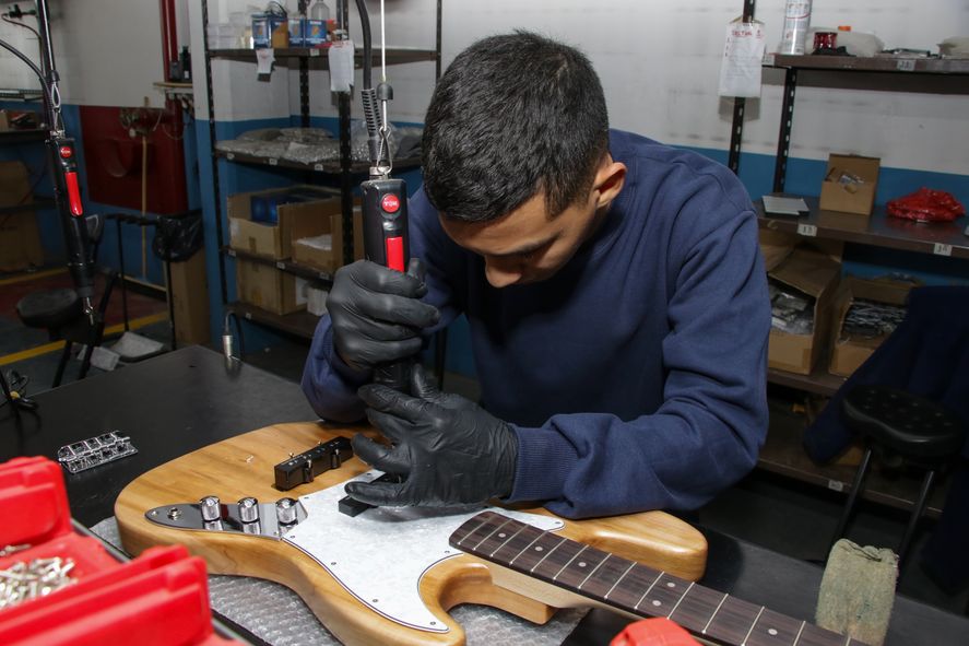 Mucho más que ensamblado. Las guitarras que produce la empresa se hacen íntegramente en el país, y tienen muy buena recepción en el mercado local.