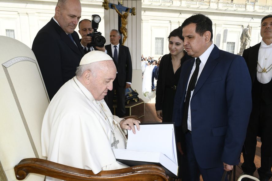 EL Papa Francisco junto al titular de la Agencia Nacional de Discapacidad, Fernando Galarraga