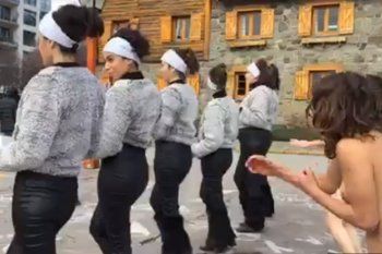 caminaron desnudos en el centro de bariloche para protestar contra las reuniones del g-20