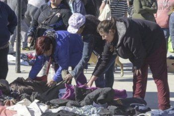 ropa por comida: vecinos de melchor romero realizan una feria para pelearle a la crisis