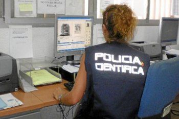 ramallo: una mujer policia fue a buscar huellas dactilares de un ladron pero se robo 27.000 pesos