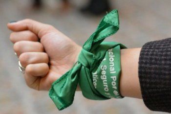 polemica: la echaron de un boliche en mar del plata por llevar el panuelo verde