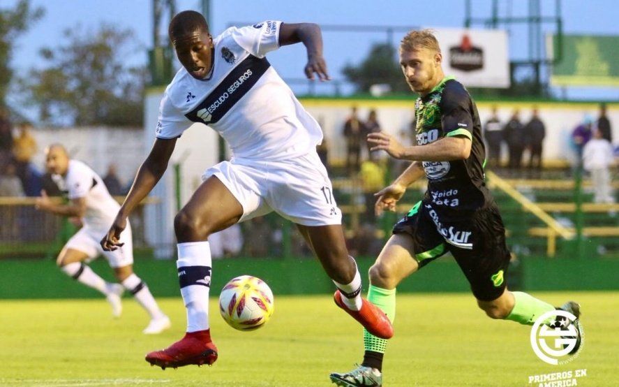 Jan Hurtado con la camiseta de Gimnasia.