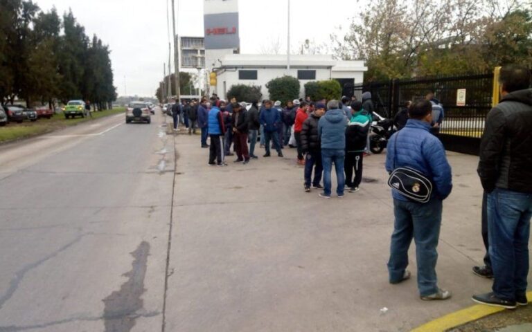 Casi 250 trabajadores despedidos toman la planta de la alimenticia Alijor