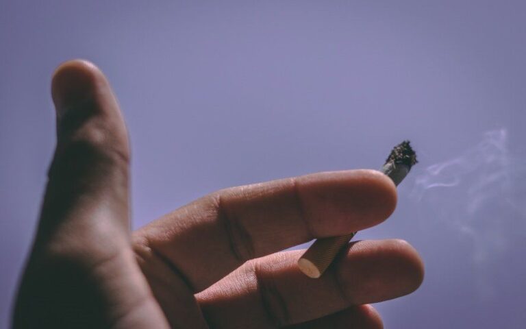 Piden que los cigarrillos se vendan en paquetes neutros y dejen de estar en exhibición