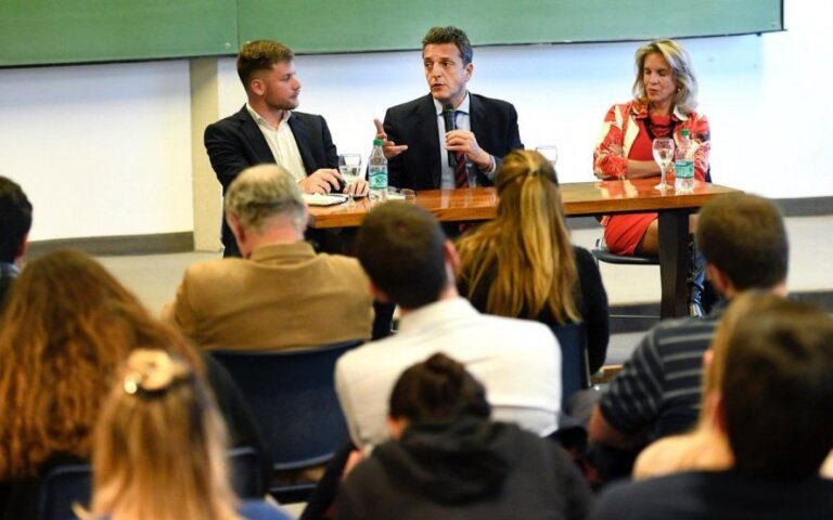 Massa brindó una charla en la UCA e insistió con construir “una nueva mayoría”