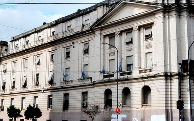 Desde Provincia informaron una reducción de la deuda al pagar un bono en dólares