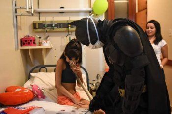vecino destacado: el concejo de la plata reconocio al batman solidario por su ayuda a la comunidad